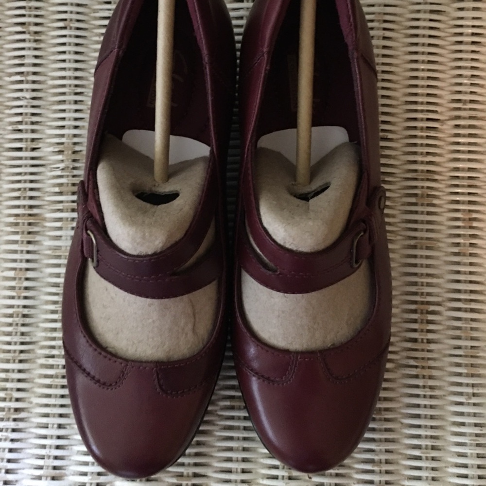 Clarks Burgundy Leather Refined Tailored Mary Jane Low Heels size 6 Wide - Picture 3 of 7